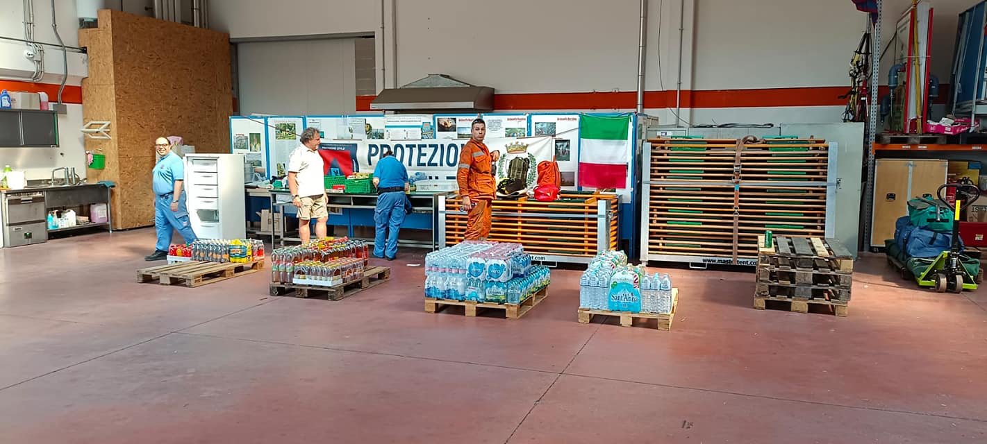 Immagine per Operatori ancora al lavoro per gli incendi: gara di solidarietà dei cittadini per raccogliere beni